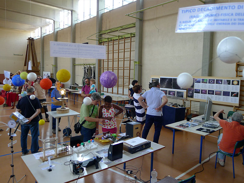 Stand sui raggi cosmici in una fiera di paese